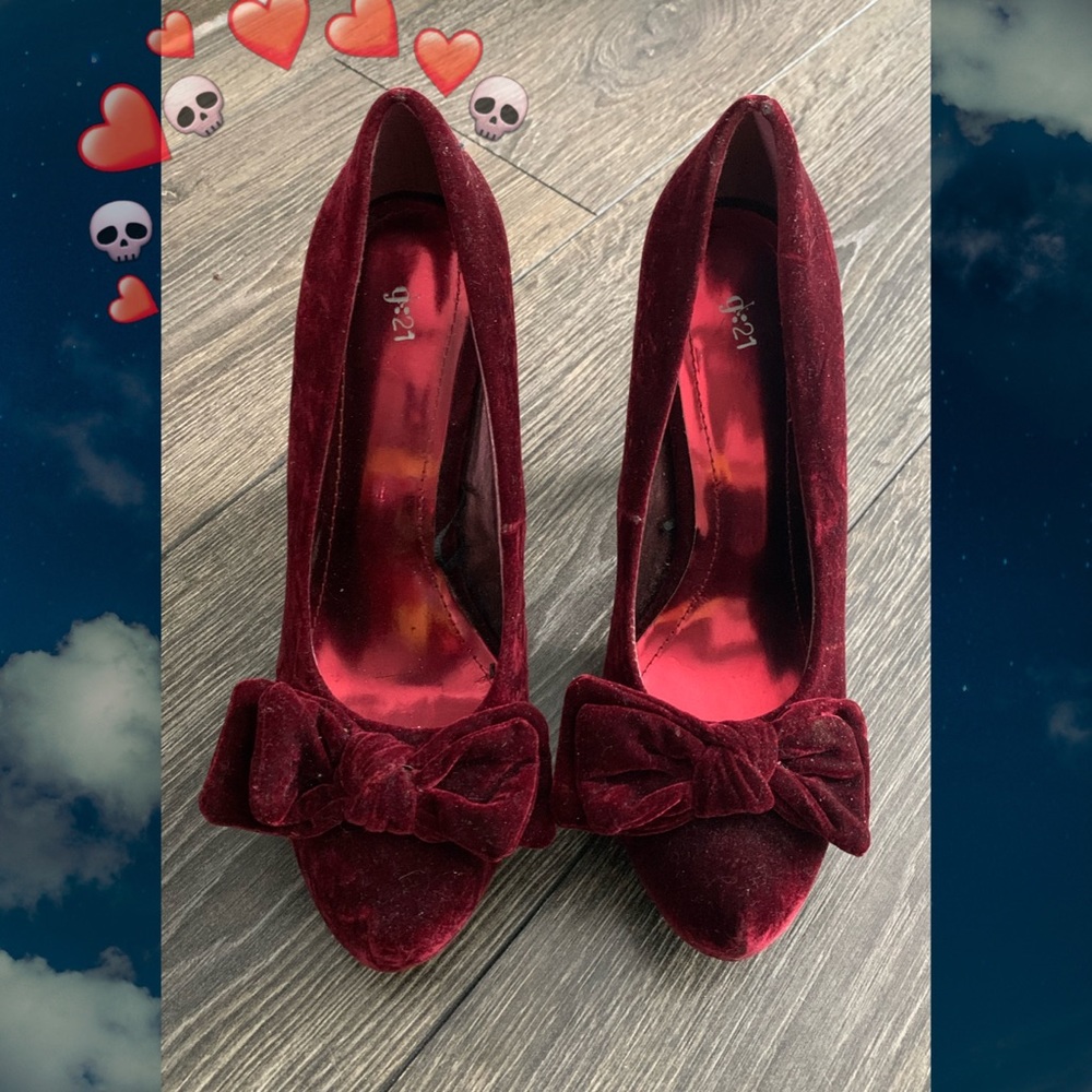 Elegant Velvet Heels with Bow Detail